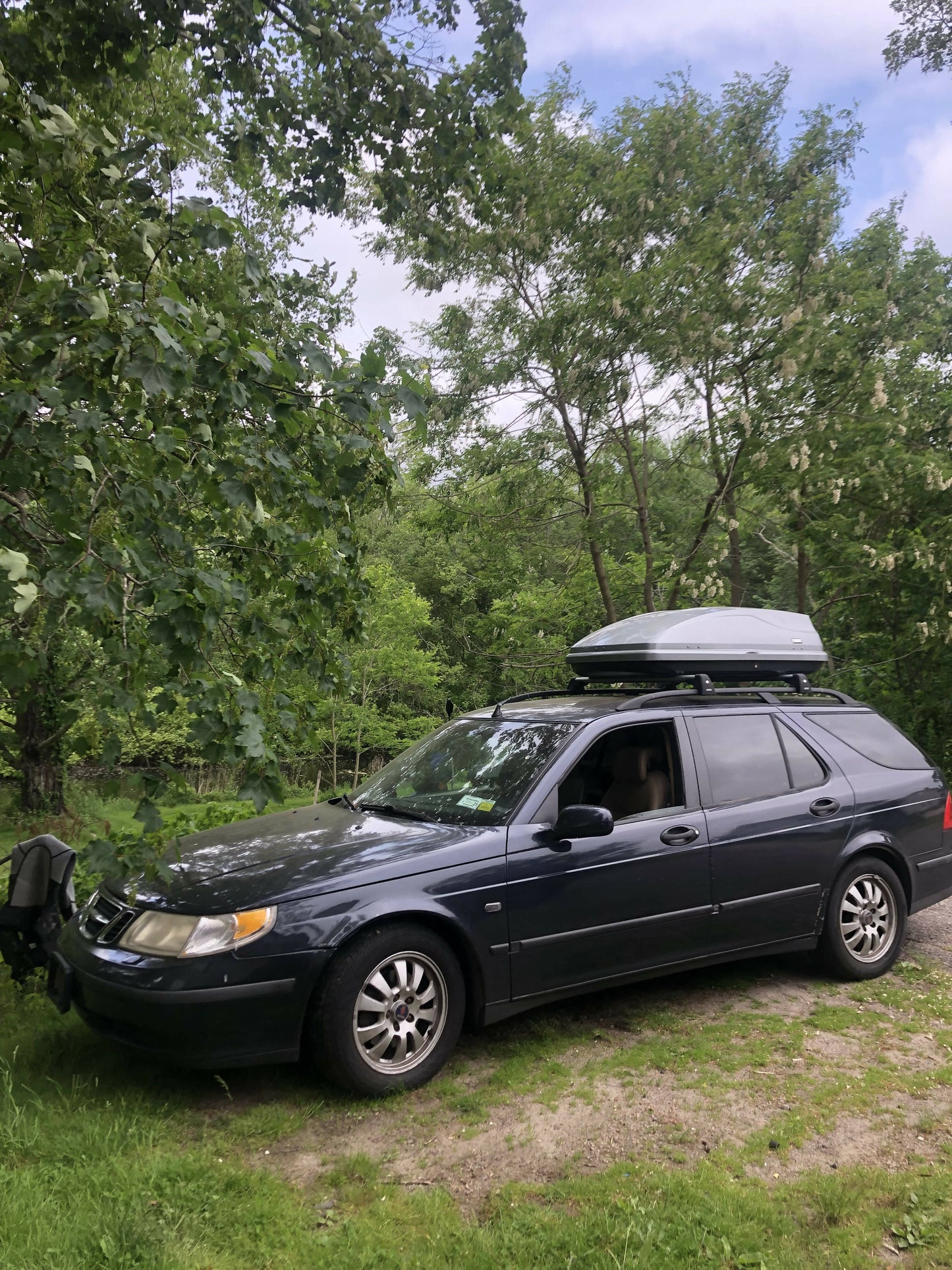 Roof storage box